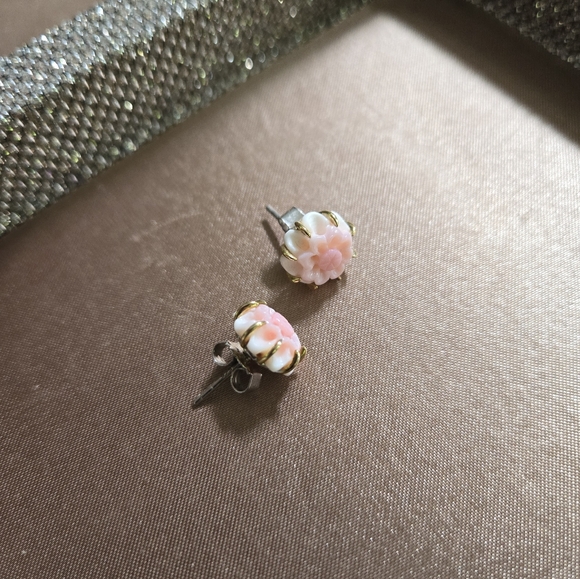 Gems En Vogue Sterling Pink Conch Shell Flower Stud Earrings - Picture 2 of 9